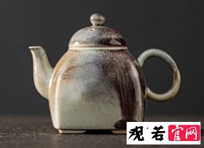 柴烧壶手感舒适的提手设计:柴烧壶的提手采用人体工学设计
