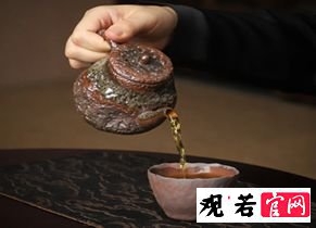 天青泥上点缀着紫色斑点的紫砂壶什么颜色吗?