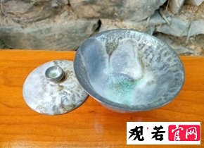 "传统工艺与现代美学的完美结合:景德镇柴烧陶泥盖碗"