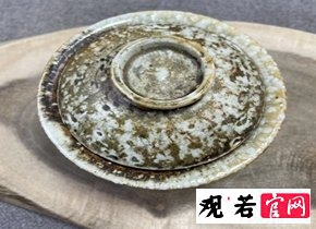 "炽热火焰烧制出的精湛艺术品:景德镇柴烧陶泥盖碗"