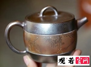 观若柴烧紫砂壶泡茶，温润而诱人