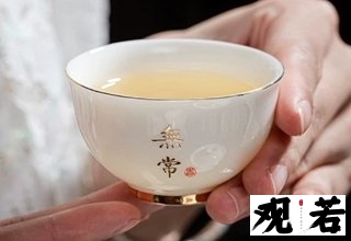 宋代定窑白瓷,以其精良的瓷质、淡雅的色泽和秀美的纹饰闻名于世